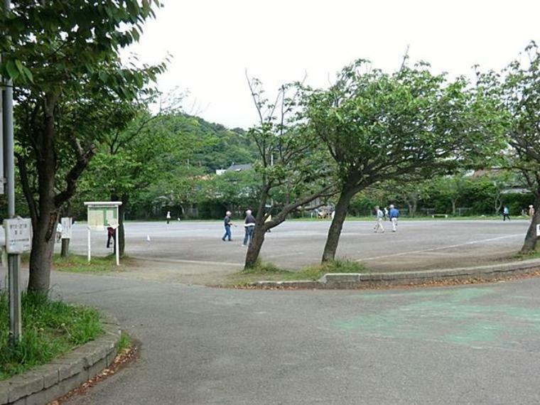第一運動公園（野球場やテニスコート、サッカーなどの練習ができる広場、ドックランスペースなどが整備されています。）