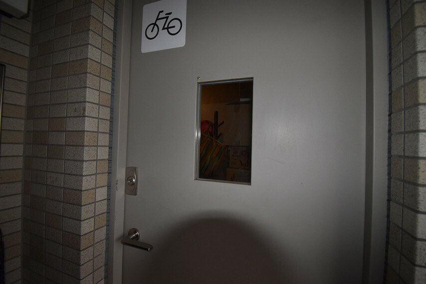 玄関横のサイクルポート（自転車や収納スペースとして利用できます）