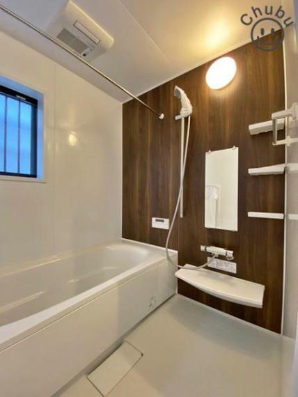 浴室暖房乾燥機付きのバスルーム。　雨や梅雨の時期でも快適にお洗濯ができます