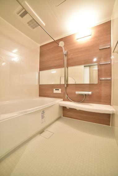 浴室換気乾燥暖房機付きのゆったりした広さのバスルームで1日の疲れを癒せます！