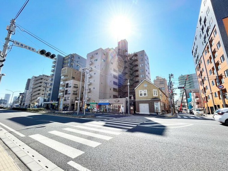 【前面道路含む外観写真】