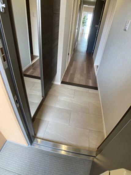 入口から廊下スペースです。 住宅内の段差や出っ張りなどを最小限に抑えた設計で、玄関に段差を作らないようにしたものです。リビングまで一直線でお掃除もしやすいですね。