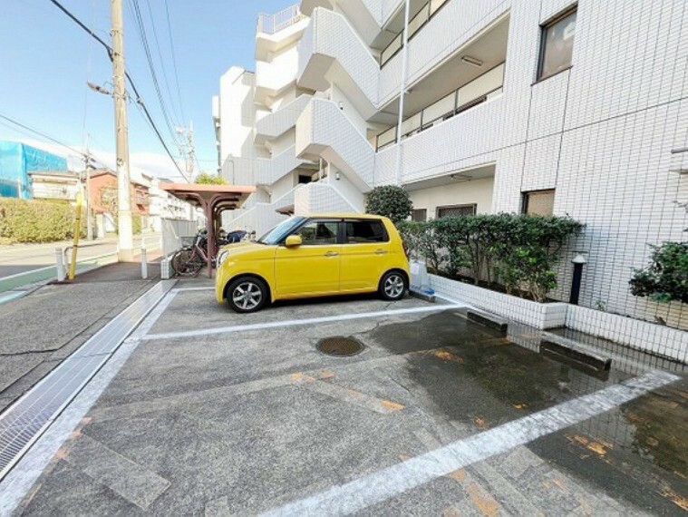 ゆったりとした駐車スペースを確保いたしましたので、大きめのお車でも駐車可能です。自転車やバイクなど、ゆとりのある敷地で置き場所に困ることはないでしょう。