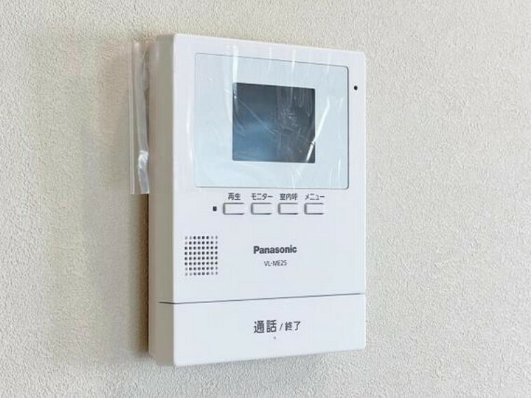 マンションの共用エントランスの外玄関にカメラがあり、来訪者の様子をモニターで確認できます。犯罪抑止効果も期待できます。