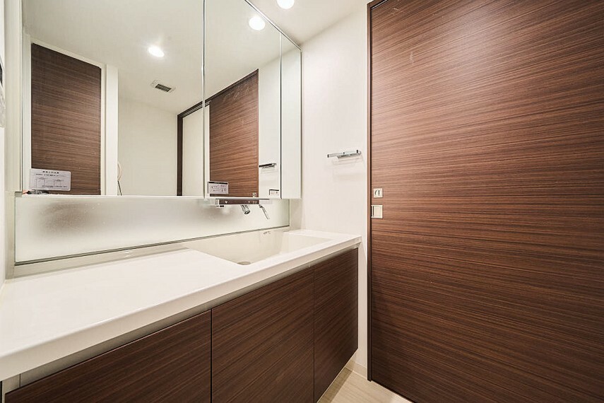 シャワー部分が上部についた三面鏡付洗面台のためお掃除がしやすいです。
