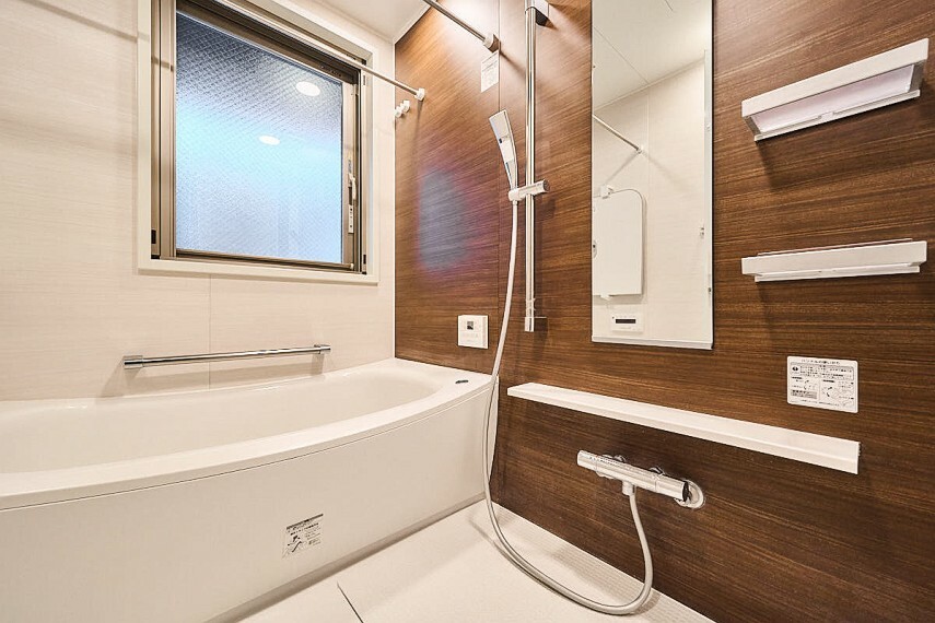 TES式の浴室乾燥機のため温まりが早く、窓付で換気にすぐれた浴室です。