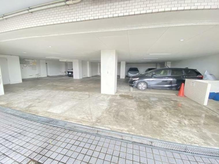 屋根の付いた駐車場で大切なお車を、雨風から守ります。