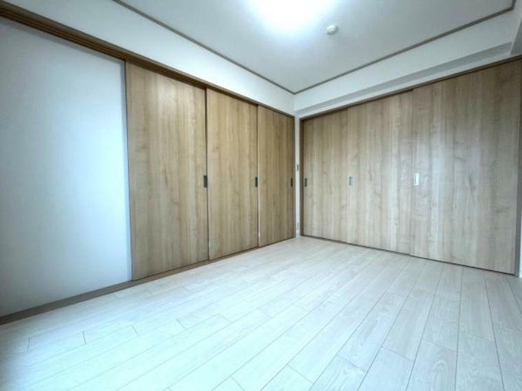 【洋室】<BR/>バルコニーに面した洋室は三枚引き戸を開放することでリビングと繋げての使用も可能です。