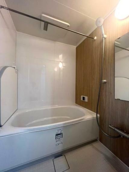 【浴室】<BR/>ナチュラルテイストなバスルーム。<BR/>冬や雨の日のお洗濯にもうれしい浴室暖房乾燥機つきです！
