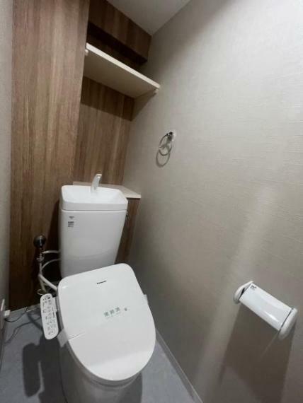 【トイレ】<BR/>ブラウンウッドの落ち着いたデザインの個室トイレ。<BR/>トイレットペーパー等が収納できる棚付きです。