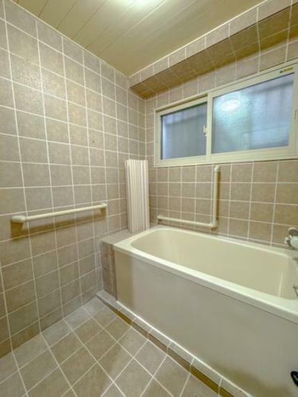 浴室には窓付き。湿気を逃がしやすいため、浴室を清潔に保ちやすく、お掃除もしやすいですね。