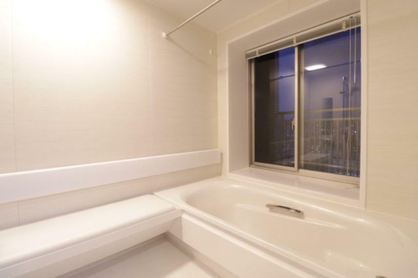 【浴室】大きな窓付きのお風呂！眺望も 浴室暖房乾燥機搭載！ユニバーサル仕様のバリアフリーバスルーム！