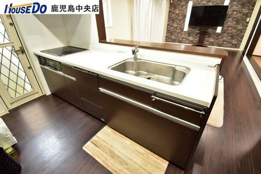 【キッチン】IHクッキングヒーター、食器洗浄乾燥機を備えたカウンター付きのシステムキッチンです