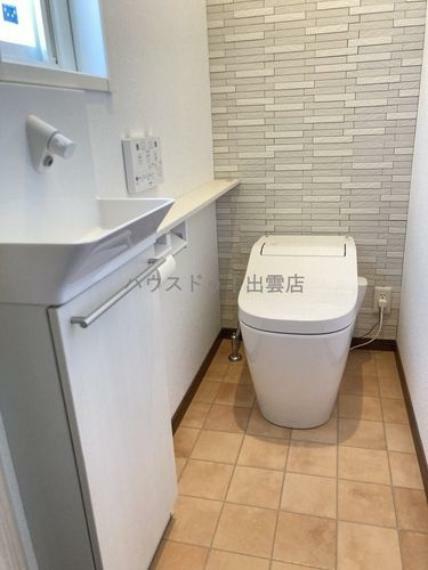 1階のトイレです。タンクレスでお掃除もラクに！もちろん洗浄機能付きです！