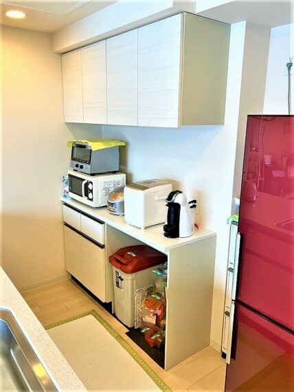 食器棚は標準装備で設置されています