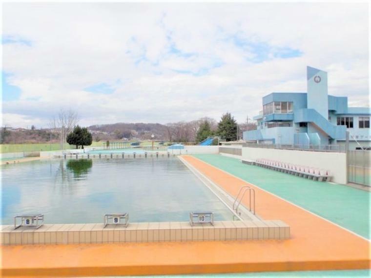 福生市営プール 50m・25mプールのほか、幼児用やスライダープールなどがあり、夏季期間にお楽しみいただけます。
