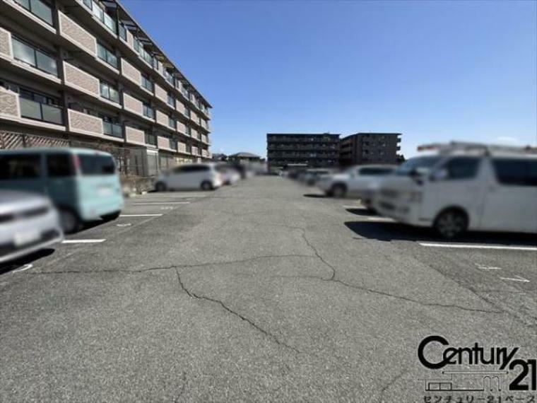 ■現地撮影写真■広々とした駐車スペースを完備！