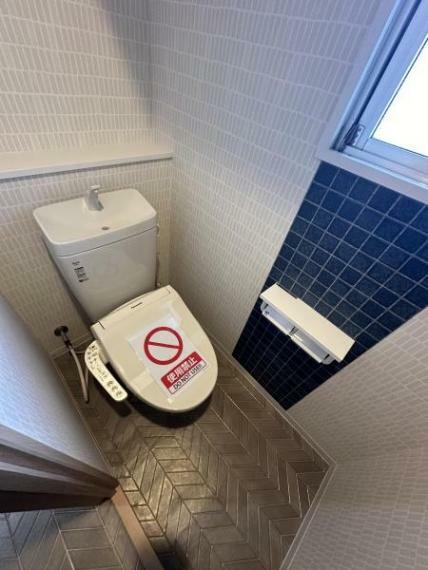 窓があり、温水洗浄便座付きのトイレです！