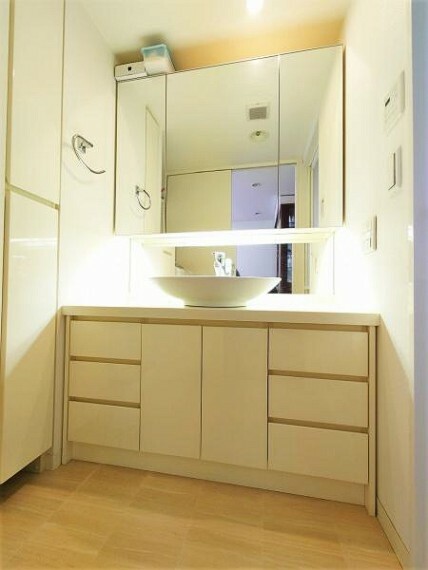 三面鏡で、収納スペース豊富で、使いやすい洗面台です！