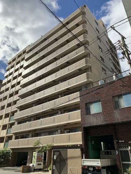 JR関西本線「JR難波」駅徒歩5分に立地のマンションです。