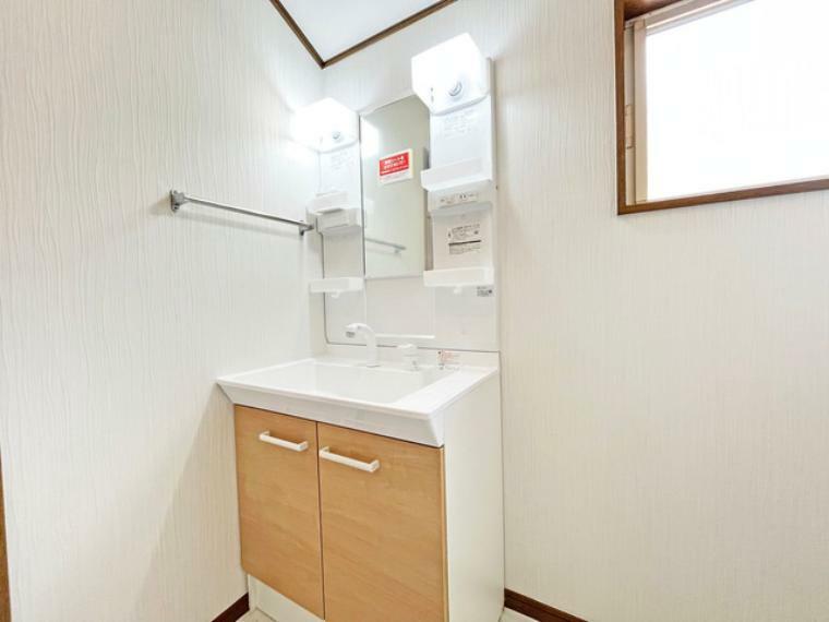 使い勝手の良い洗面台、窓があることで換気もしやすく清潔感のある空間を保てます。