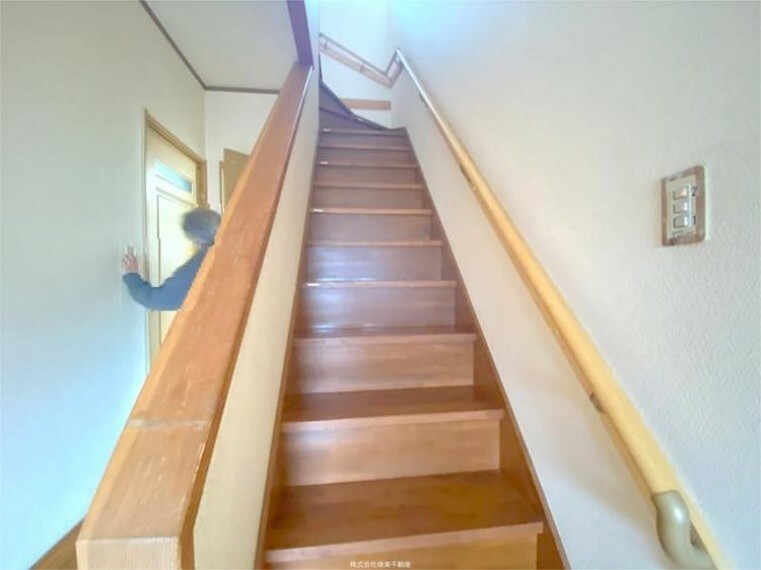 階段は手すり付きで足腰不安な方も安心です