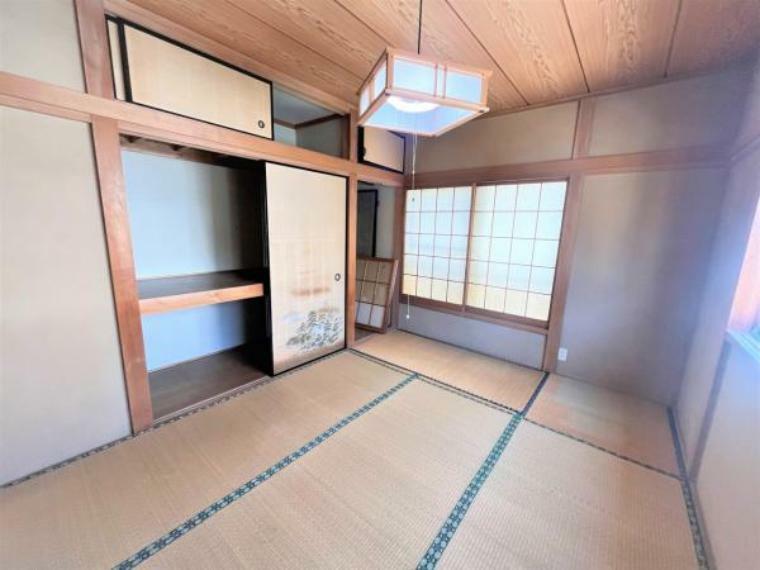 【リフォーム中】2F和室は床はフロアタイル張り、壁天井はクロス張り、照明交換と火災警報器の設置を行います。