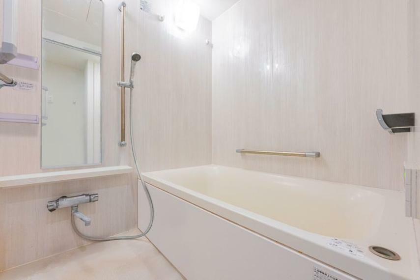 浴室乾燥機付きのお風呂※画像はCGにより家具等の削除、床・壁紙等を加工した空室イメージです。