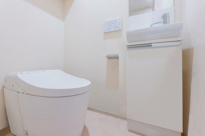 手洗い場付きのトイレ※画像はCGにより家具等の削除、床・壁紙等を加工した空室イメージです。