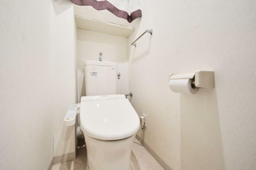 白を基調とした明るいトイレ。温水洗浄便座付です 上部にも収納があります。