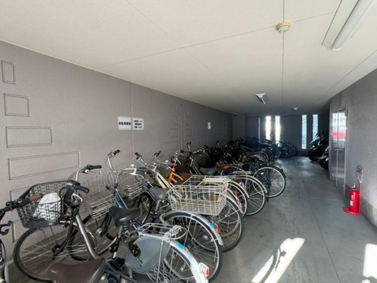 建物内の駐輪場をご利用いただけます。屋根が有り、大切な自転車を雨風から守れます。