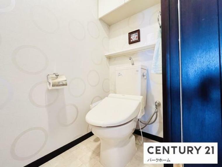 【トイレ】<BR/>スッキリとしたデザインの温水洗浄便座付きトイレ。
