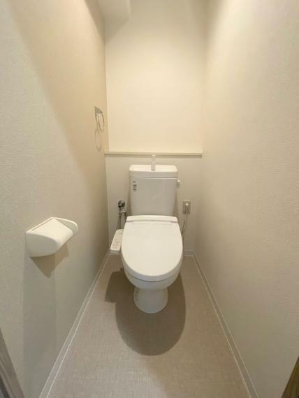 トイレ:新調した便座で清潔感のある空間のお手洗いです。