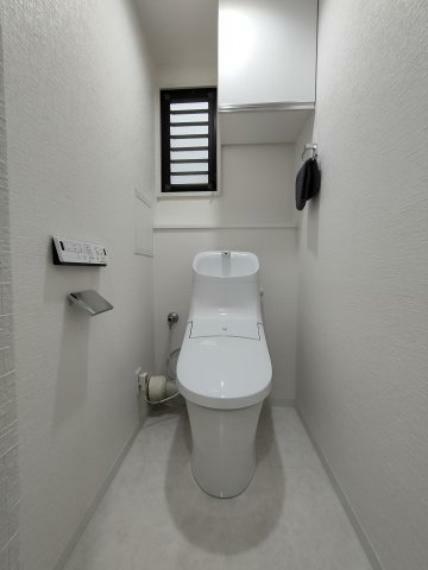 ・トイレ 　温水洗浄便座付きのトイレ。操作のしやすいリモコンタイプです。