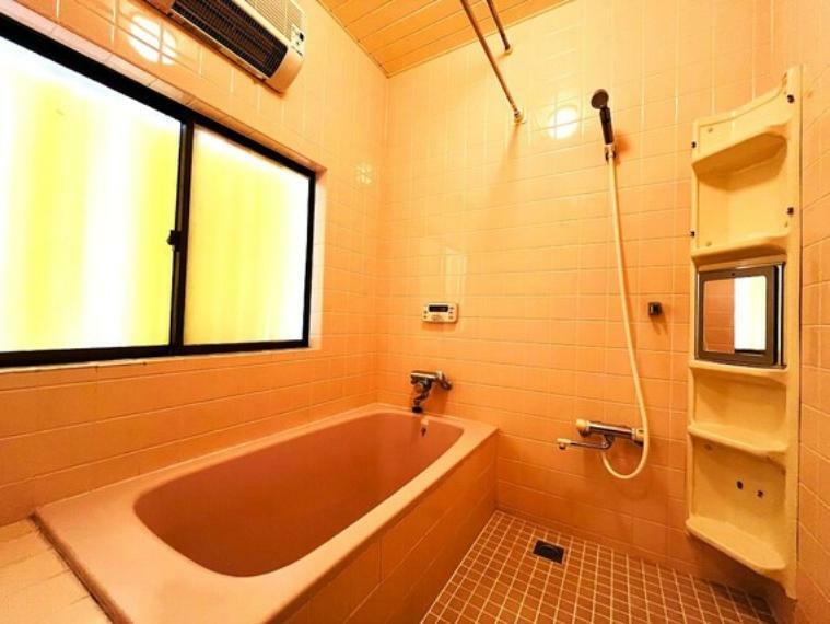 浴室内には換気に適した小窓と浴室冷暖房機が備え付けてあり快適な浴室となっております！