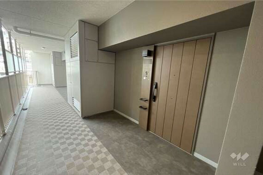 【玄関ホール】TVモニター付きインターホンあり。エレベーターからすぐ近く、便利な住戸位置です。