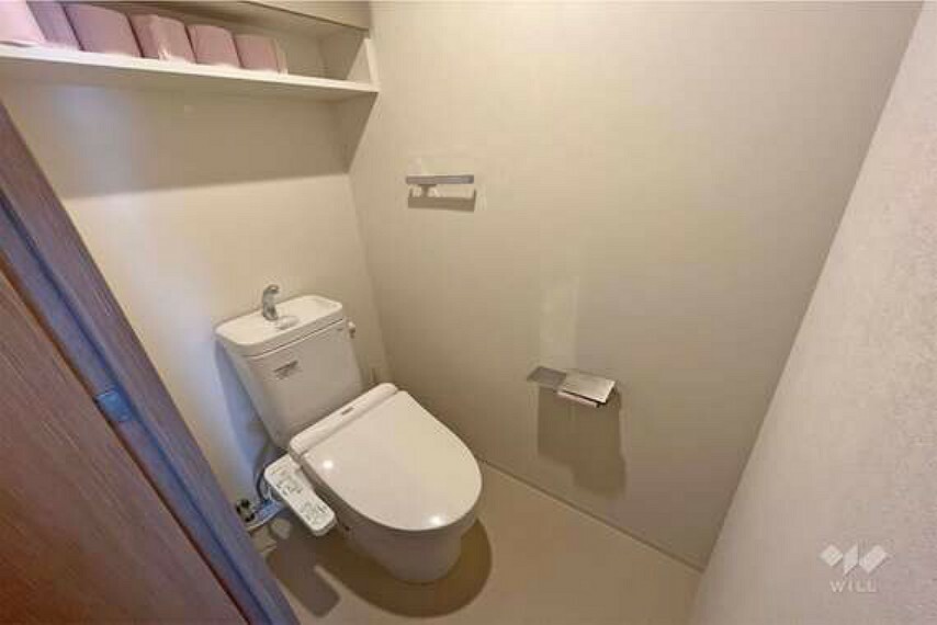 【トイレ】一面ホワイトの清潔感溢れる個室空間です。トイレットペーパーホルダーの上に携帯などを少し置くこともできます。
