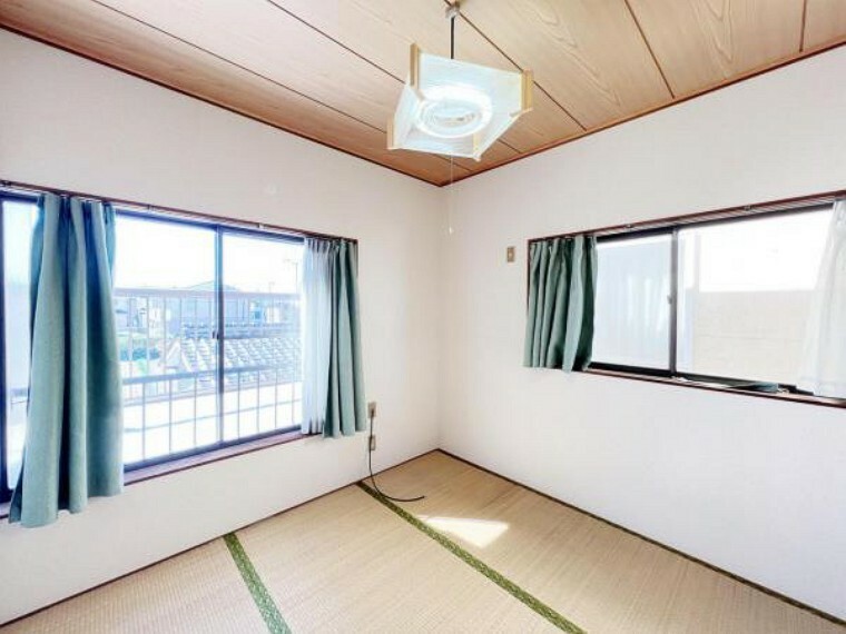 2面採光を確保した和室約4.5帖の室内は、明るく風通しも良く、大変居心地の良い空間となっております。