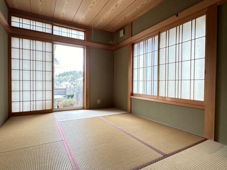 柔らかい畳が心地よい和室　 2か所の窓からは明るい陽射しが入ります。