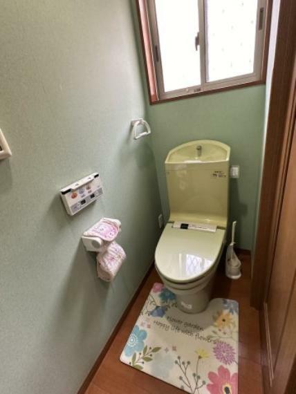 コンパクトで使いやすいトイレです。 小窓があるので明るく、通気性もよくお掃除も楽々