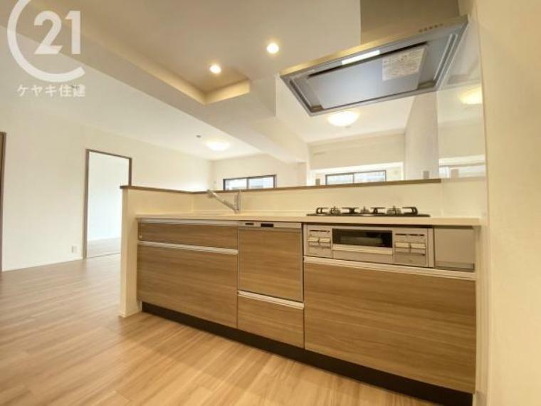 キッチンワークに大切な収納と機能性を兼ね備えた対面式キッチン。夫婦揃ってキッチンに立っても調理がしやすく、ゆとりある広さです。