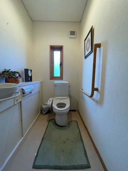 ペーパーホルダーも設置されており、清潔感のあるトイレです。