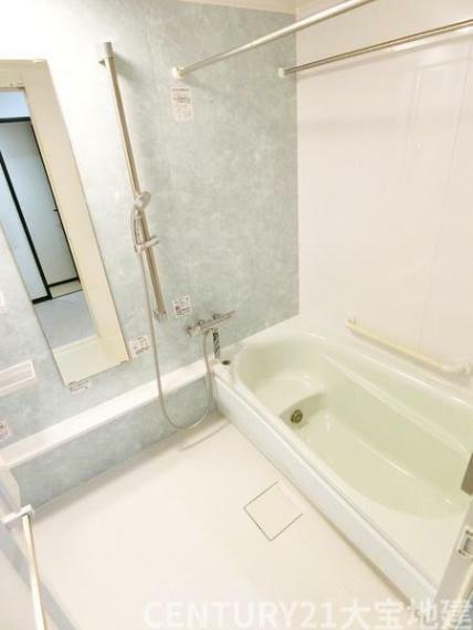 ■カラーアクセントパネルがお洒落なバスルーム<BR/>■高さを自由自在に調節できるスライドバー付のシャワーフックに、<BR/>　大きなシャワーヘッドも魅力の一つ<BR/>■浴槽は半身浴ができるベンチタイプ