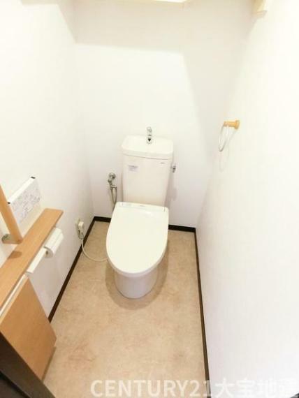 ■温水洗浄暖房便座付き<BR/>■トイレの上部には収納スペースがあります