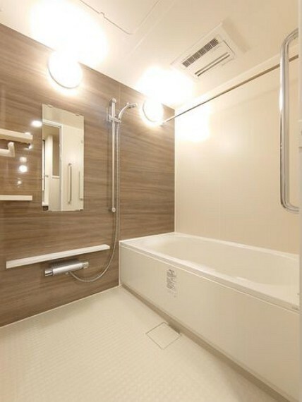【浴室】浴室乾燥機付きのユニットバス。お子様と一緒に入ってもゆったりくつろげる広さ。毎日使う空間が、気持ちよく快適に過ごせる空間だと嬉しいですね。