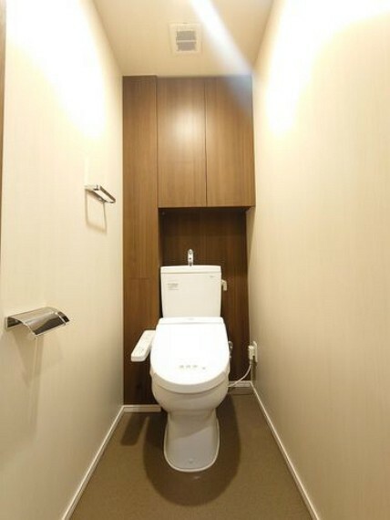 【トイレ】トイレには収納が設けられ、トイレットペーパーなどきれいにお仕舞い頂けます。