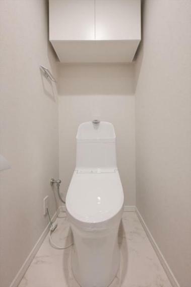 白を基調にした清潔感のあるトイレには、便利な収納を設置