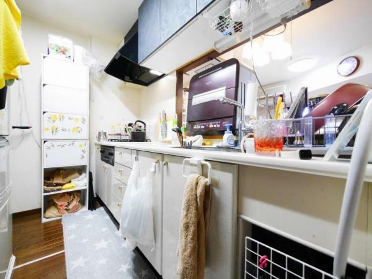 【収納豊富なキッチン】　<BR/>吊戸棚等がある収納スペースが充実したキッチンです。