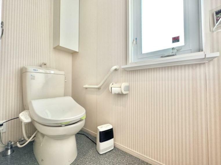 節水型でエコなトイレには、今では当たり前のウォシュレット付き。便座を温める機能もついていて、居心地良くてトイレから出られなくなるかも！換気用に換気扇はもちろん、窓も着いているので常に快適ですね