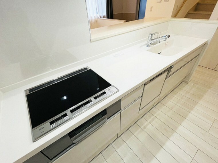 【キッチン】お手入れの行き届いたキッチンには食器洗浄乾燥機があります。シンクと作業台が広々使えますね